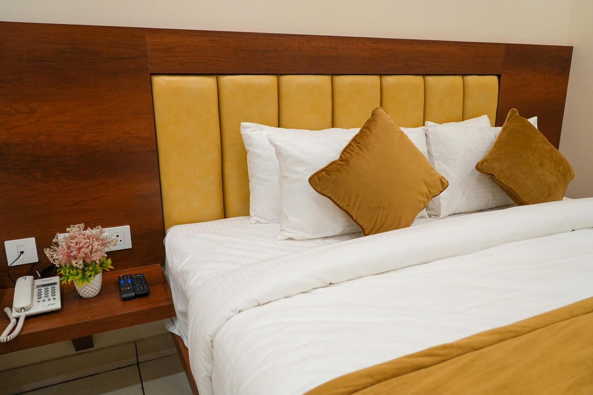 Sri Krishna Inn - Kempegowda Airport Bangalore Devanahalli Екстериор снимка